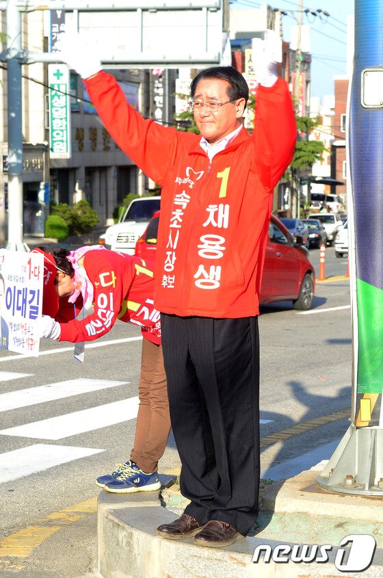 본문 이미지 - 6.4지방선거를 9일 앞둔 26일 무소속 이병선 속초시장 후보가 속초시 수산관광시장에서 지지를 호소하고 있다. 2014.5.26/뉴스1 © News1   엄용주 