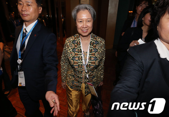 (서울=뉴스1)  = 호칭 테마섹 CEO가 27일 오후 서울 용산구 그랜드하얏트호텔에서 열린 CONNECTION 2014를 마치고 퇴장하고 있다.호칭은 현 리셴룽 총리의 부인이자 …