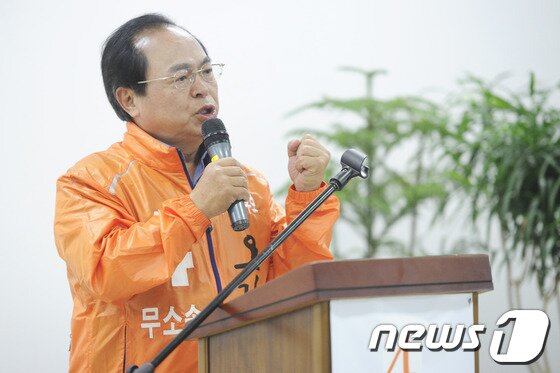 본문 이미지 - 지난달 27일 오후 무소속 오거돈 부산시장후보가 연산동에 위치한 선거사무소에서 시민연합조직 발대식 중 발언을 하고 있는 모습. 2014.5.27/뉴스1 © News1 여주연 기자