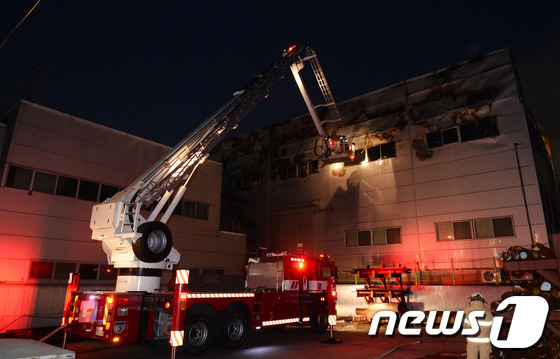 (시흥=뉴스1) 허경 기자 = 27일 오후 5시 56분께 경기도 시흥시 정왕동 시화공단 내 한 3층짜리 폐기물처리업체에서 화재가 발생해 소방대원들이 화재진압을 하고 있다.이날 시화 …