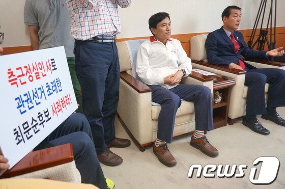 본문 이미지 - 새누리당 황영철&#40;오&#41;, 김진태&#40;왼&#41; 국회의원이 28일 오전 10시 강원도청에서 공직선거법 위반 혐의로 검찰에 고발된 도청 공무원 최명규 안전자치국장의 직위해제를 요구하고 있다. 2014.5.28/뉴스1 © News1   이예지 기자