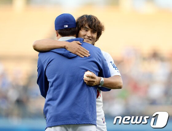 본문 이미지 - &#39;괴물 투수&#39; 류현진과 &#39;전설&#39; 박찬호가 ‘한국 관광의 밤’&#40;Korea Night&#41; 을 기념해 다저스타디움에서 만났다.박찬호는 28일 캘리포니아주 로스앤젤레스 다저스타디움에서 열린  신시내티 레즈와 LA다저스의  경기에 앞서 멋진 폼으로 시구를 해 관중을 열광케 했다.  류현진이 박찬호 의공을 받았다.  둘이 마운드에서 따뜻한 포옹을 하고 있다.  박찬호와 류현진이 다저스 구장에서 만나는 것은 이번이 처음이다. © News1스포츠 LA= 권현진 기자