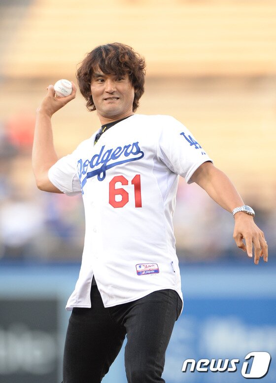 본문 이미지 - 박찬호가 28일 미국 캘리포니아주 로스앤젤레스 다저스타디움에서 열린 신시내티 레즈와 경기에서 시구를 하고 있다. 이날 박찬호의 공은 류현진이 잡아 눈길을 끌었다. © News스포츠 LA= 권현진 기자