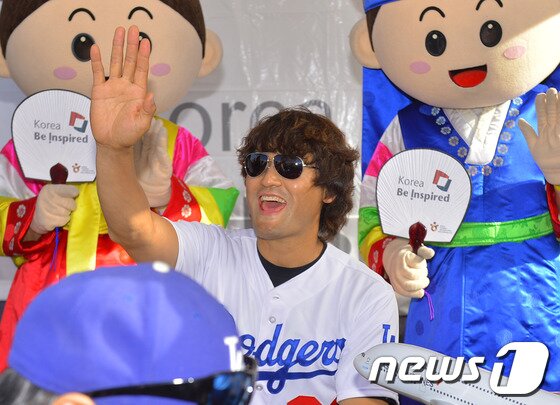 본문 이미지 - 박찬호가 28일 캘리포니아주 로스앤젤레스 다저스타디움에서 열린 신시내티 레즈와 경기에 앞서 사인회를 열고 팬들과 즐거운 시간을 갖고 있다.&#39;한국 관광의 밤’&#40;Korea Night&#41;을 기념해 열린 이날 사인회에서 박찬호는 따뜻한 눈빛과 함께 정성스런 사인을 건네 눈길을 끌었다.© News1스포츠  LA= 권현진 기자