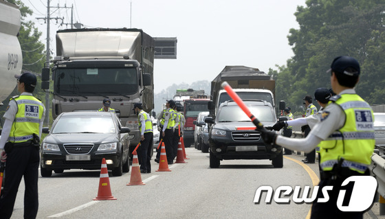 (안성=뉴스1) 안은나 기자 = 경찰들이 28일 오후 경기 안성 보개면 기독교복음침례회(구원파)의 총본산인 금수원 인근 차량을 검문 검색하고 있다.경찰은 검찰의 협조 요청에 따라 …