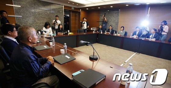 본문 이미지 - 이인용 삼성전자 커뮤니케이션팀장과 황상기 반올림 대표를 비롯한 참석자들이 지난 5월 28일 서울 강남구 논현동 건설회관에서 열린 삼성전자 반도체 생산 라인 근로자의 백혈병 발병논란과 배상에 관한 대화에 참석하고 있다.2014.5.28/뉴스1 © News1   유승관 기자