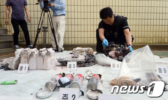 본문 이미지 - 과학수사대가 28일 오후 서울 수서경찰서에서 도곡역 방화사건 증거품을 공개하고 있다. © News1 양동욱 기자