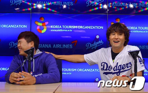 본문 이미지 - &#39;코리안 특급&#39; 박찬호와 류현진&#40;왼쪽&#41;이 28일 캘리포니아주  LA다저스타디움에서 열린 신시내티 레즈와 경기에 앞서 간담회를 열고 끈끈한 선후배 우정을 과시하고 있다. © News1 스포츠  LA= 권현진 기자