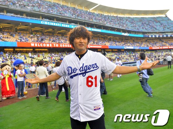 본문 이미지 - &#39;코리안 특급’ 박찬호가 28일  캘리포니아주 로스앤젤레스 다저스타디움에서 열린 신시내티 레즈와 LA다저스와의 경기에 앞서 그라운드를 밟고 있다. © News1스포츠  LA=권현진 기자