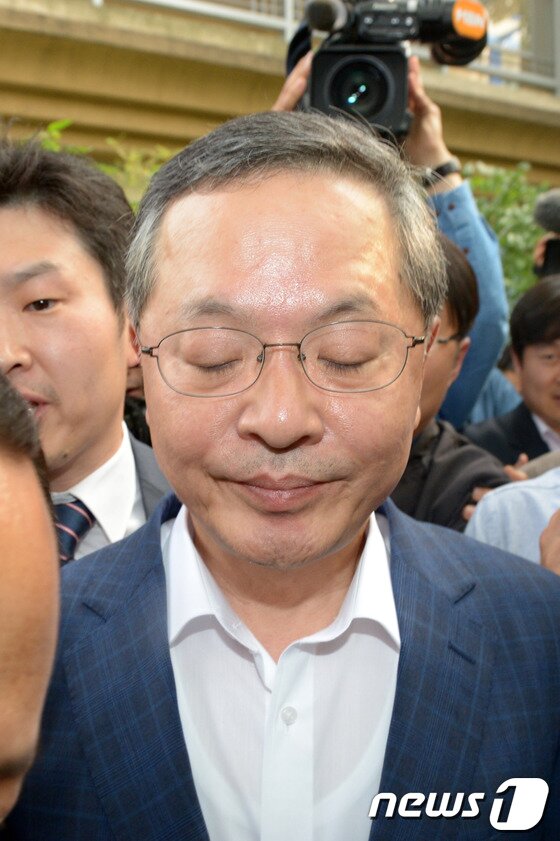 본문 이미지 - 안대희 국무총리 후보자가 28일 오후 서울 종로구 창성동 정부서울청사별관에서 열린 국무총리 후보자 사퇴 기자회견을 마친 뒤 빠져나가고 있다.  2014.5.28/뉴스1 © News1   민경석 기자