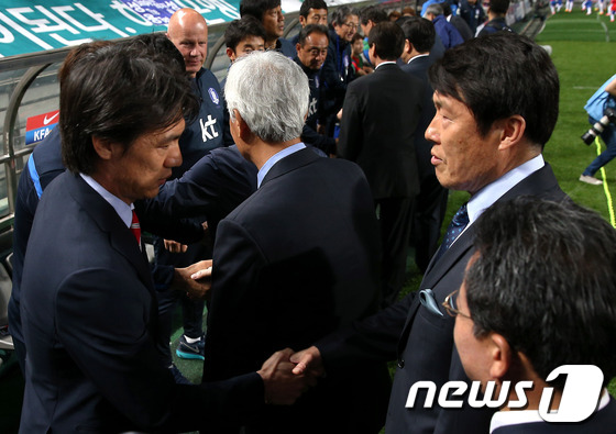 (서울=뉴스1) 박정호 기자 = 28일 오후 마포구 상암동 서울월드컵경기장에서 열린 하나은행 초청 대한민국 vs 튀니지 국가대표 평가전에서 홍명보 감독이 차범근 해설위원과 인사를 …