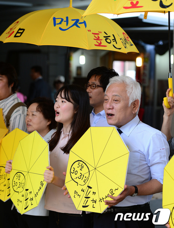 (서울=뉴스1) 박세연 기자 = 김한길 새정치민주연합 공동대표가 29일 오후 서울 도봉구 창동역에서 6.4지방선거 사전투표캠페인을 벌이고 있다. 2014.5.29/뉴스1