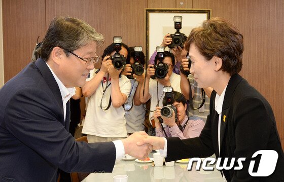 본문 이미지 - 세월호 국조특위 조원진 새누리당 간사(왼쪽)와 김현미 새정치민주연합 간사가 29일 오후 서울 여의도 국회 의원회관에서 '국조 계획서' 채택을 위한 논의 전 악수하고 있다. 2014.5.29/뉴스1 © News1   박철중 기자