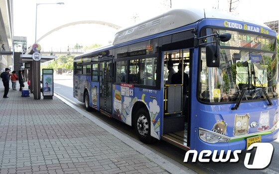 본문 이미지 - 3일 춘천의 대표적인 애니메이션 &#39;구름빵&#39;을 디자인으로 한 시내버스가 손님을 기다리고 있다.2014.5.3/뉴스1 © News1   황준 기자