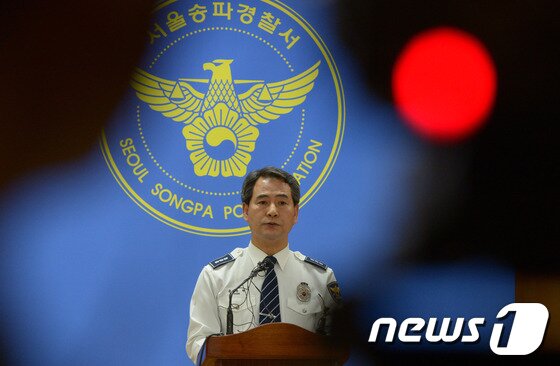 본문 이미지 - 윤병현 송파경찰서 교통과장이 30일 오전 서울 송파경찰서 회의실에서 송파버스 사고 원인분석 결과 브리핑을 하고 있다. © News1 민경석 기자