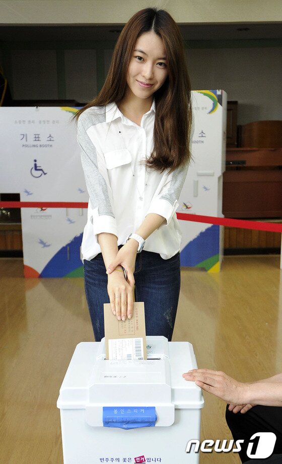 본문 이미지 - 2014년 당시 연기자 윤세인(27·본명 김지수) 씨가 6·4지방선거 사전투표 첫날인 30일 대구시 수성구 범어1동 주민센터를 찾아 투표하고 있다. 윤세인은 김부겸 당시 새정치민주연합 대구시장 후보의 딸이었다.. 2014.5.30 ⓒ 뉴스1 DB
