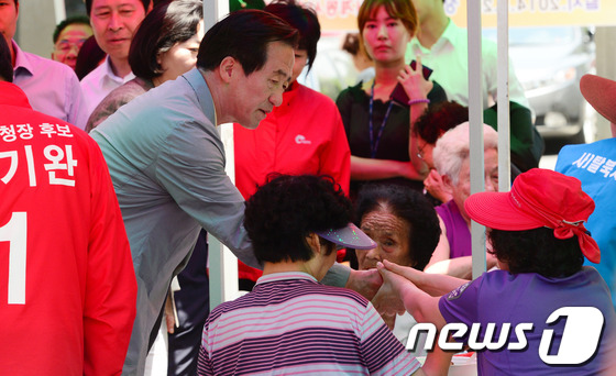 (서울=뉴스1) 허경 기자 = 정몽준 새누리당 서울시장 후보가 30일 오후 서울 노원구 월계동 사슴아파트 1단지 복지관에서 탈북자 동지회 주최로 열린 어르신 삼계탕 봉사활동에서 어 …