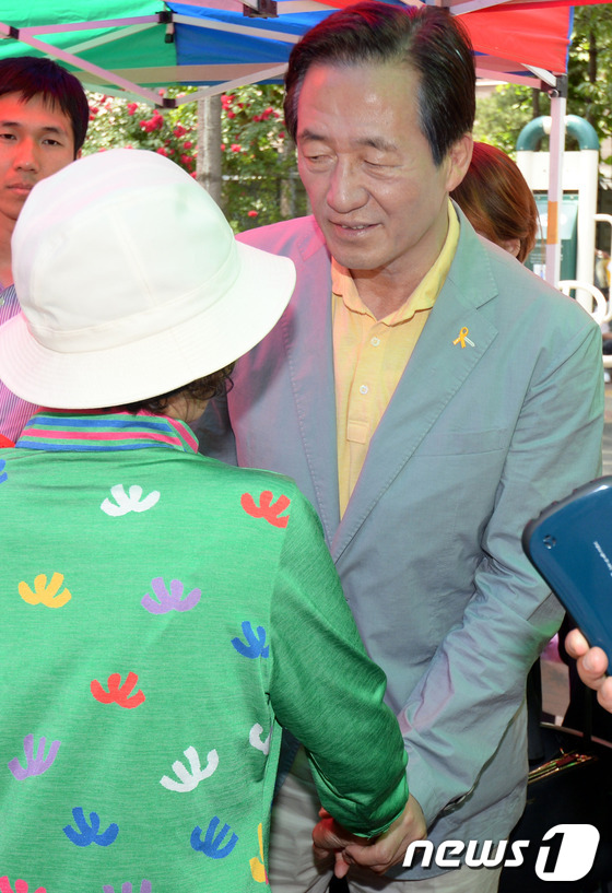 (서울=뉴스1) 허경 기자 = 정몽준 새누리당 서울시장 후보가 30일 오후 서울 노원구 월계동 사슴아파트 1단지 복지관에서 탈북자 동지회 주최로 열린 어르신 삼계탕 봉사활동에서 어 …