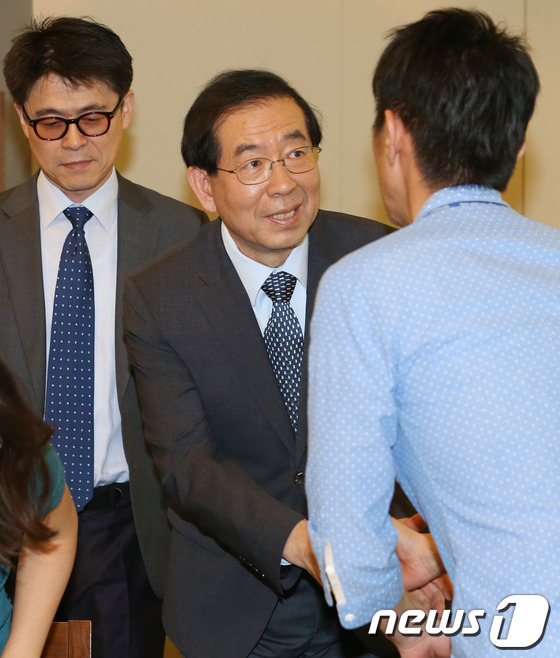 (서울=뉴스1) 송원영 기자 = 박원순 새정치민주연합 서울시장 후보가 30일 서울 중구 프레스센터에서 열린 외신기자클럽 초청 토론회에서 참석자들과 인사를 나누고 있다. 2014.5 …