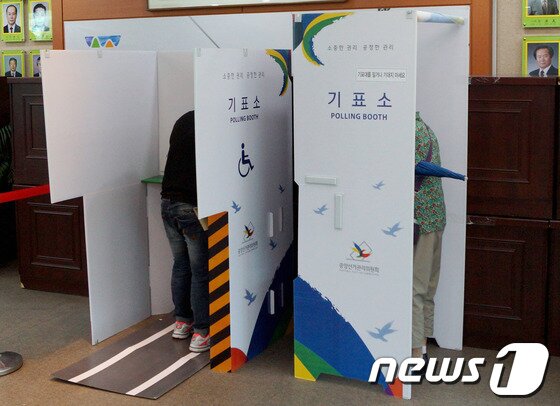 본문 이미지 - 30일 6·4지방선거 사전투표가 본격적으로 시작된 가운데 강원 정선군 주민들이 정선읍사무소 2층에서 투표를 하고 있다. 2014.5.30./뉴스1 © News1 하중천 