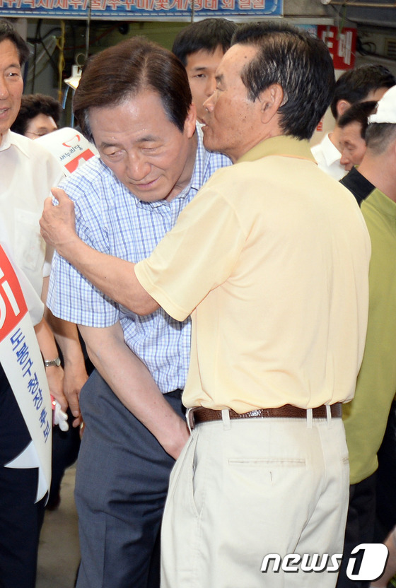 (서울=뉴스1) 허경 기자 = 정몽준 새누리당 서울시장 후보가 30일 오후 서울 도봉구 도깨비시장을 찾아 시민들과 대화를 나누고 있다. 2014.5.30/뉴스1