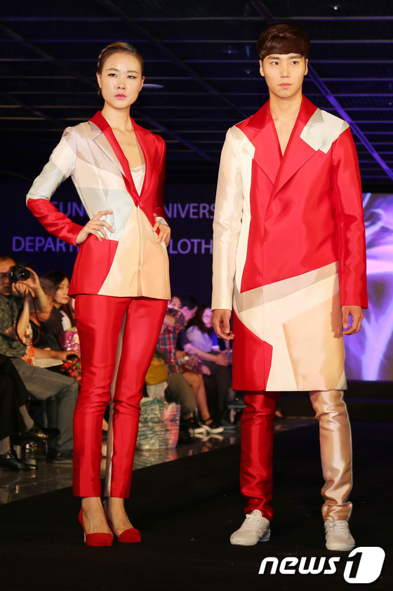 = 30일 서울 강북구 성신여자대학교 운정그린캠퍼스에서 열린 생활과학대학 의류학과 제25회 졸업작품 패션쇼에서 졸업작품을 입은 모델들이 포즈를 취하고 있다.‘리크리에이션(RE- …