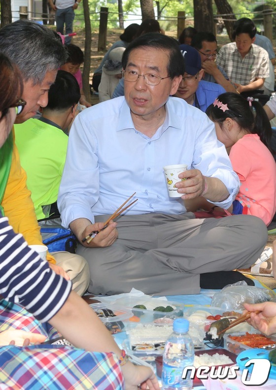 (서울=뉴스1)  = 박원순 새정치민주연합 서울시장 후보가 31일 서울 양천구 목동 양천공원에서 5060 베이비부머 세대가 마련한 도시락행사에 참석해 참석자들과 대화를 나누고 있다 …