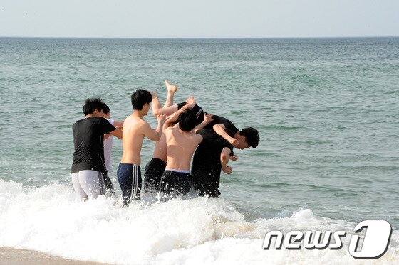 본문 이미지 - 황금연휴 이틀째인 4일 강원 강릉시 경포해변을 방문한 젊은이들이 바닷속에 뛰어들며 젊음을 즐기고 있다. 2014.5.4/뉴스1 © News1   서근영 기자