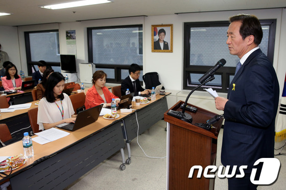 (서울=뉴스1) 이광호 기자 = 6.4지방선거 정몽준 새누리당 서울시장 예비후보가 6일 오후 서울 여의도 선거사무실에서 지하철 안전 관련 기자간담회를 하고 있다.정몽준 예비후보는 …