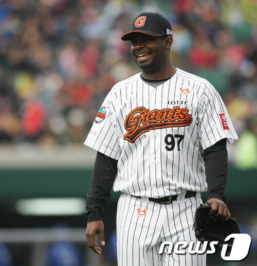 본문 이미지 - 롯데 왼손 투수 유먼이 6일 부산 두산전에 선발로 나가 1이닝만 던지고 교체됐다. 수비 도중 왼쪽 발목을 다쳐 5-3으로 역전한 2회부터 마운드를 강영식에게 넘겼다.© News1 롯데 자이언츠 제공   이창호 
