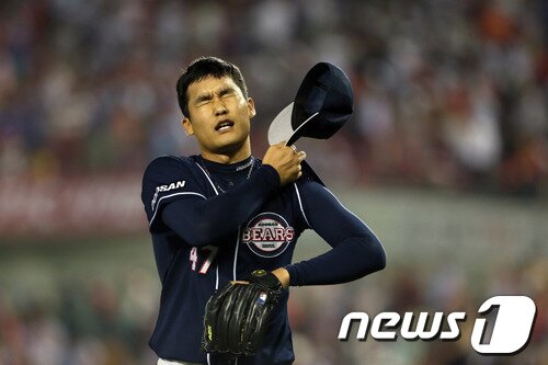 본문 이미지 - 두산 홍상삼이 6일 부산 롯데전에 선발로 나가 1회에만 4안타와 4사구 3개, 폭투 2개로 무려 5점을 내줬다. 참고 참던 두산 벤치에선 3-5로 역전을 허용하자 아웃카운트 1개를 남기고 변진수로 교체했다. © News1 두산 베어스 제공  