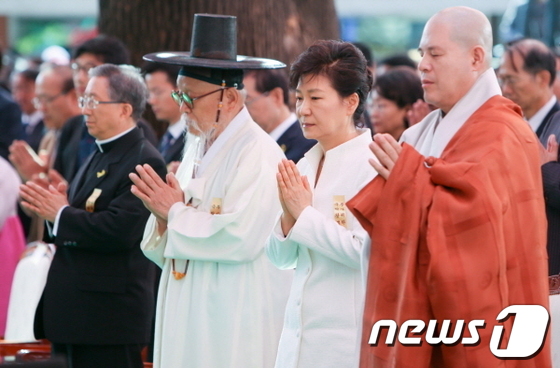 (서울=뉴스1) 박철중 기자 = 박근혜 대통령이 6일 오전 서울 종로구 조계사에서 열린 불기 2558년 부처님오신날 봉축 법요식에서 합장을 하고 있다. (청와대 제공) 2014.5 …