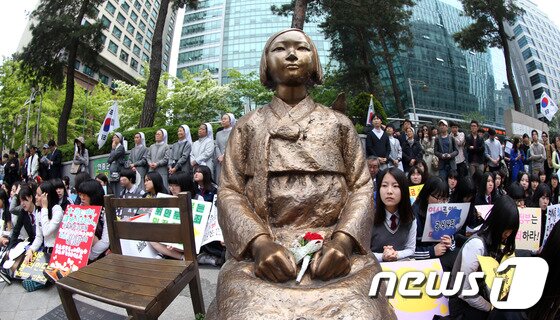 본문 이미지 - 7일 서울 종로구 중학동 주한일본대사관 앞에서 열린 1125차 '일본군 위안부 문제해결을 위한 정기 수요시위'에서 어버이날을 앞두고 누군가 '위안부 소녀상'에 카네이션을 올려 두었다. 2014.5.7/뉴스1 © News1   한재호 기자