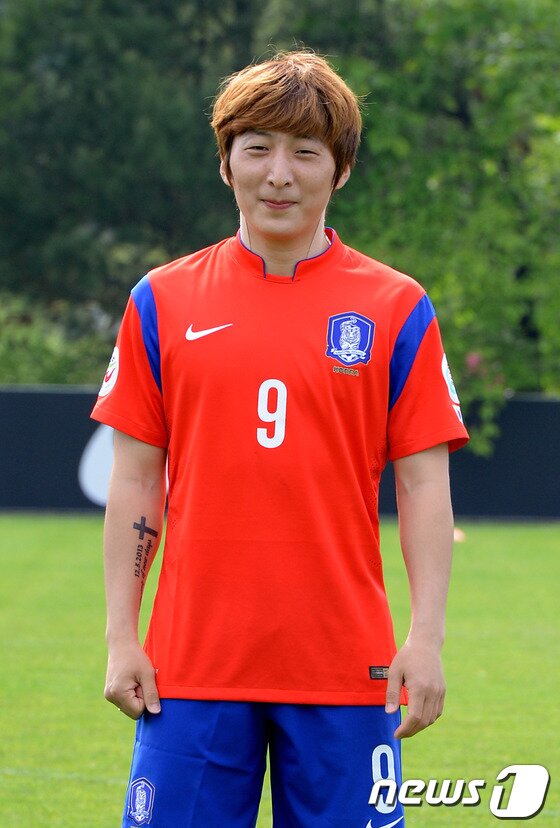 본문 이미지 - 2014 아시아축구연맹(AFC) 여자 아시안컵 대회에 참가하는 대표팀 감독과 선수들이 7일 오후 경기도 파주 NFC(국가대표 트레이닝센터)에서 미디어 포토데이 행사를 가졌다. 박은선이 취재진을 향해 포즈를 취하고 있다.2014.5.7/뉴스1