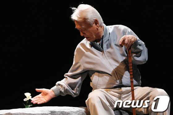 본문 이미지 - 배우 이순재가 7일 오후 서울 종로구 동숭아트센터에서 열린 연극열전 다섯 번째 시리즈 &#39;사랑별곡&#39; 프레스콜에서 열연하고 있다. &#40;뉴스1 DB&#41;  2014.5.7/뉴스1