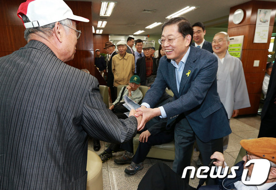 (서울=뉴스1) 오대일 기자 = 김황식 6.4 지방선거 새누리당 서울시장 예비후보가 어버이날인 8일 서울 종로구 서울노인복지센터를 방문해 어르신들과 인사를 나누고 있다. 2014. …