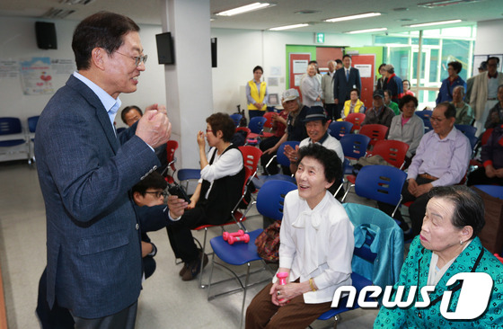 (서울=뉴스1) 오대일 기자 = 김황식 6.4 지방선거 새누리당 서울시장 예비후보가 어버이날인 8일 서울 종로구 서울노인복지센터를 방문해 어르신들에게 어버이날 인사를 건네고 있다. …