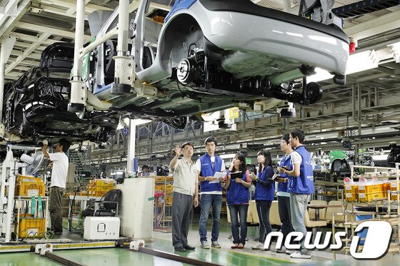 본문 이미지 - 울산대학교가 14일 교육부와 한국대학교육협의회가 발표한 '2013년 산업계 관점 대학평가'에서 정유석유화학 분야 최우수 대학 중 하나로 선정됐다. 울산대 기계공학부 학생들이 현대자동차 울산공장에서 ‘그린카 구조이해 및 실습’ 교육을 받고 있는 모습. (울산대학교 제공) © News1