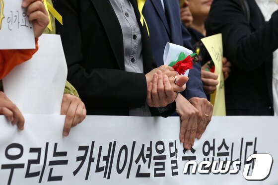 본문 이미지 - 8일 오후 서울 광화문광장에서 '참교육을 위한 전국 학부모회' 회원들이 세월호 참사의 진상규명과 책임자 처벌, 특검 도입을 주장하는 기자회견을 열고 있다. 2014.5.8/뉴스1 © News1 한재호 기자