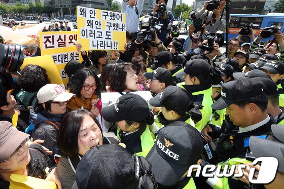 본문 이미지 - 8일 오후 서울 광화문광장에서 '참교육을 위한 전국 학부모회' 회원들이 세월호 참사의 진상규명과 책임자 처벌, 특검 도입을 주장하는 기자회견을 마치고 청와대를 향해 행진을 벌이다 경찰의 제지에 몸싸움을 벌이고 있다. 2014.5.8/뉴스1 © News1 한재호 기자