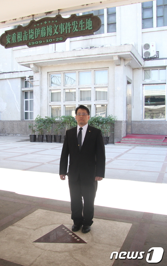 (서울=뉴스1) = 안중근의 증손자인 안도영씨가 9일 증조할아버지가 이토 히로부미를 저격한 장소인 중국 하얼빈시 하얼빈역에 서서 일제 제국주의에 항거한 증조할아버지를 떠올리고 있다 …