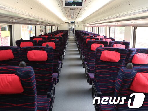 본문 이미지 - ITX-새마을 내부 모습. <코레일 부산경남본부 제공> © News1 