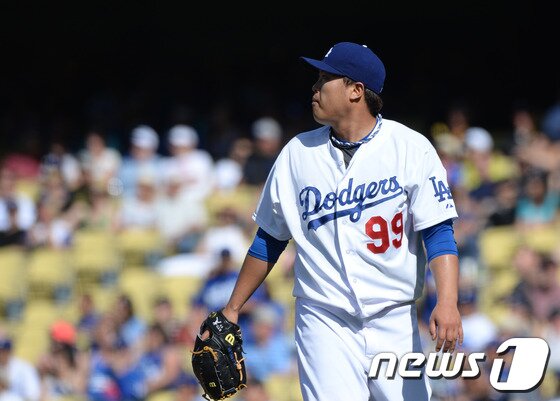 본문 이미지 - 야구는 팀 플레이다. 혼자 잘 해선 결코 승리할 수 없다. 류현진은 3일&#40;한국시간&#41; 클리블랜드전에 9번 투수로 선발 출전해 공격과 수비에서 맹활약했으나 동료들의 도움을 받지 못해 10승 도전에 실패했다. © News1스포츠 DB