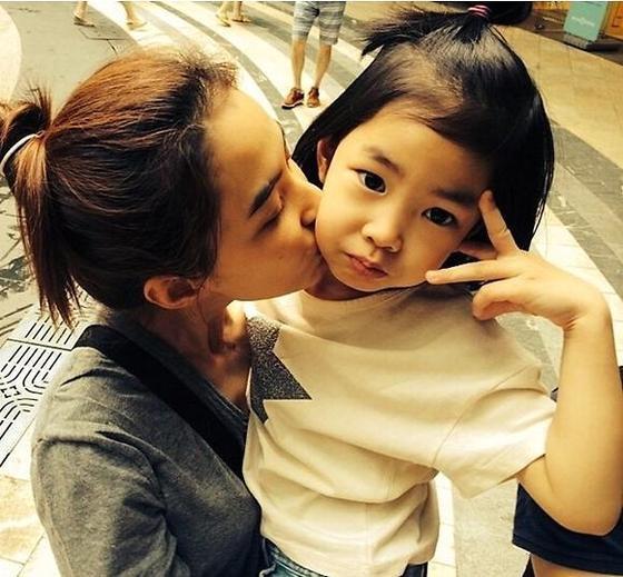 본문 이미지 - 타블로 딸 이하루가 '가장 귀여운 유명인사 아기 TOP10'에 이름을 올렸다. © 이하루 인스타그램 