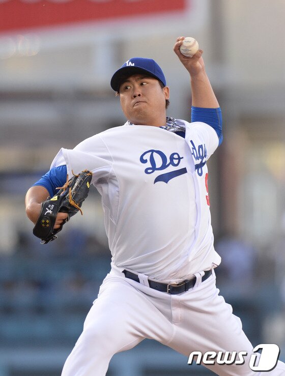 본문 이미지 - LA다저스 류현진이 14일한국시간&#41; 미국 캘리포니아주 LA 다저스타디움에서 열린 샌디에이고 파드리스의 경기에 선발 등판해 1이닝을 삼자범퇴로 막아냈다. © News1 스포츠 DB