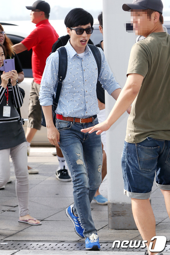 (서울=뉴스1) = 개그맨 유재석이 자카르타에서 열리는 2014 아시안 드림컵에 참석하기 위해 1일 오전 인천국제공항을 통해 인도네시아로 출국하고 있다. 2014.6.1 스타뉴스/ …