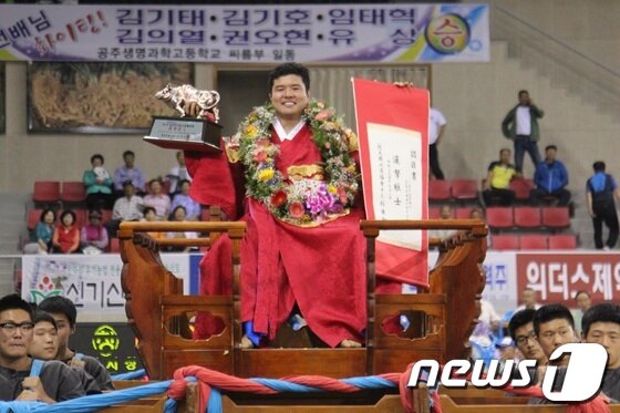 본문 이미지 - 이주용(수원시청)이 청양단오장사씨름대회에서 한라장사 꽃가마를 탔다. © News1조문현 기자  