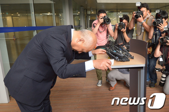 (서울=뉴스1) 송은석 기자 = 문창극 국무총리 후보자가 10일 오후 서울 관악구 서울대학교 IBK커뮤니케이션 센터에서 기자회견을 갖기 전 인사하고 있다. 2014.6.10/뉴스1 …