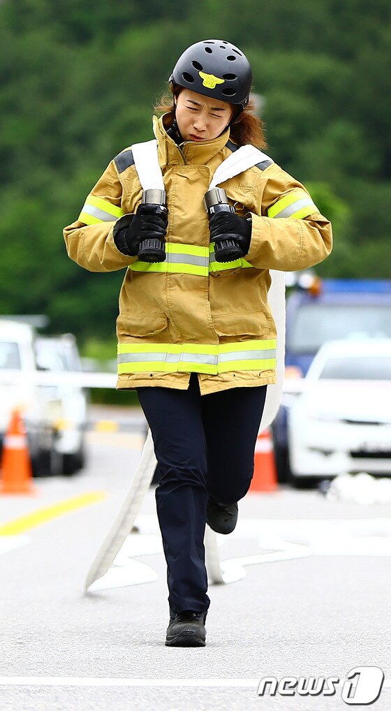 본문 이미지 - 10일 강원도 소방학교에서 &#39;제27회 강원도 소방기술·전술경연대회&#39;가 열린 가운데 소방대원이 최강소방관 경연에 참여하고 있다.선수 및 관계자 등 500여명이 참여하는 이번 경연는 속도방수 및 고층건물화재진압, 최강소방관경기, 심폐소생술 등 3분야에서 소방왕을 선발, 오는 10월에 열리는 전국소방기술경연대회에 도 대표로 출전하게 된다. &#40;강원도소방본부 제공&#41; 2014.6.9/뉴스1 © News1 이예지 기자