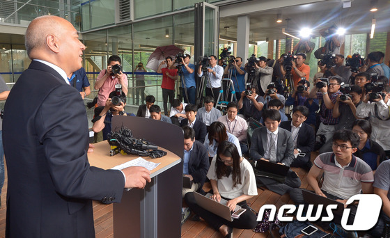 (서울=뉴스1) 송은석 기자 = 문창극 국무총리 후보자가 10일 오후 서울 관악구 서울대학교 IBK커뮤니케이션 센터에서 기자회견을 갖고 있다. 박근혜 대통령은 이날 국무총리에 문창 …